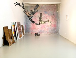 Hej..här är en bild från senaste utstl. som heter ”i.e” och pågår fram till den 7 maj på Ebelingmuseet. på bilden syns ”Bird on Branch” mdf-board hängande i rummet. Duken bakom är "Bird On Branch” ca 4x2,5 meter akryl, lack och träsnitt på fiberduk. till vänster står inramade måleri och träsnitt i ramar på golvet ”log” träsnitt mdf-board. samt bredvid de inramade verken alla träsnitt som används för att göra utställningen.