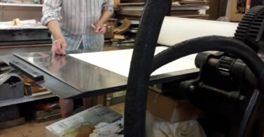 Lars Nyberg i färd att trycka ett grafiskt blad