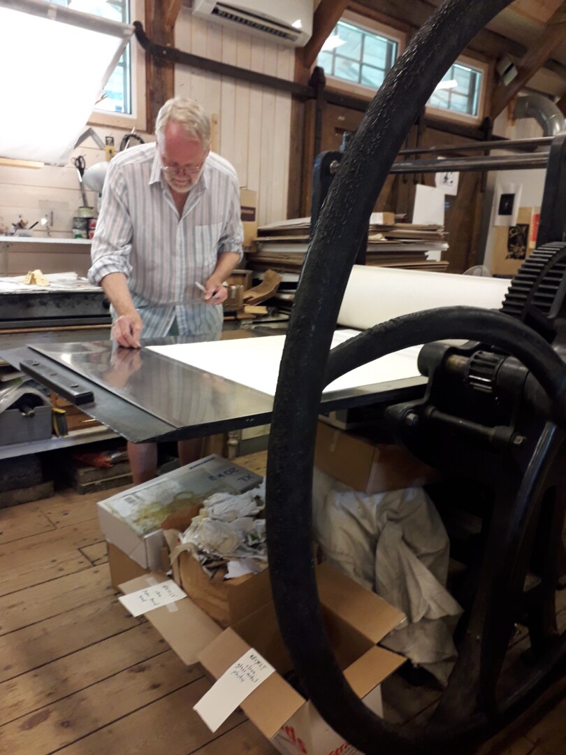 Lars Nyberg i färd att trycka ett grafiskt blad